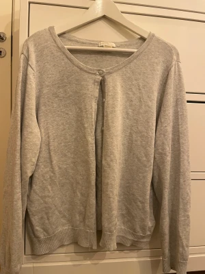 Kofta - Grå kofta, st XL. Köpt från H&M för ca. 2-3 år sedan. Har använts lite, den är i bra skick. 