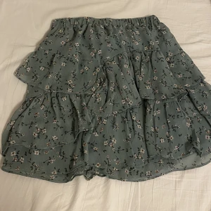 Kjol  - Säljer denna söta kjol i strl Xs. 100 + 54kr i frakt! 