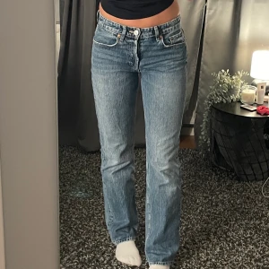 Jeans - Snygga mörkblå mid waist jeans från Zara. Sitter fint och är bra på mig i längden som är 170 cm. Tror inte de säljs längre på Zara. Använt fåltal gånger och super bra kvalite. Inga defekter. 