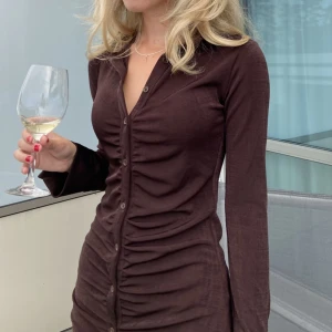 Klänning brun - Säljer min fina mörkbruna klänning från Gina Tricot i världens strechigaste och skönaste material✨🤝 Enbart använd en gång så i mycket bra skick!