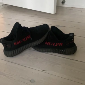 Yeezy 350 - Säljer därför att dem är för små för mig riktigt feta skor