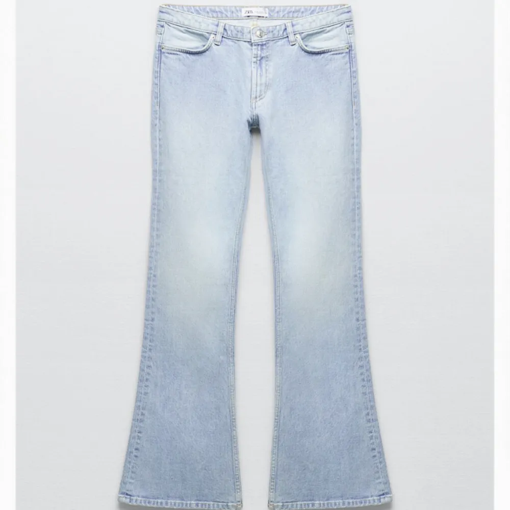 Lågmidjade jeans från zara, säljer pga aldrig kommer till användning💙slutsålda. Jeans & Byxor.