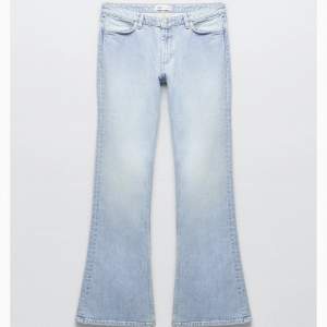 Lågmidjade jeans från zara, säljer pga aldrig kommer till användning💙slutsålda