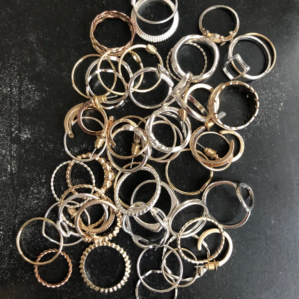 Silvriga och guldiga ringar som inte längre kommer till användning. Alla för 50 kr. Accessoarer.