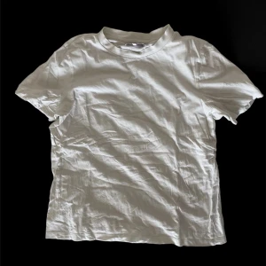 T-shirt - Vit t-shirt från carlings, inga skador eller fläckar.