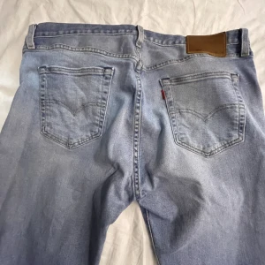 Levis 501 jeans  - Levis 501 jeans. ljus blå inga fläckar eller hål. köptes för 900kr för några månader sedan   Storlek 34 30