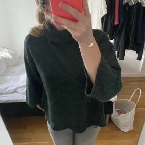 Stickad tröja!! - Jätteskön mörkgrön stickad tröja från vila med trekvartsärmar💗💗super fin men tyckte inte jag passade i den💗köpte för några dagar sen, o använd en gång så kan därför inte skicka tillbaka💗