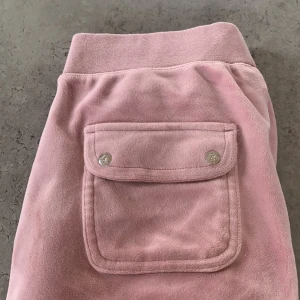juicy byxor - juicy byxor i färgen zephyr 💘 De är använda ungefär 2 gånger då är lite stora på mig. de är uppsydda ungefär 2cm i benen och ni kan se på sista bilden hur det ser ut. skriv vid intresse och tveka inte vid att ställa frågor 💞