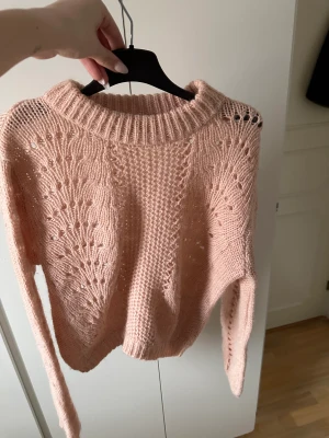Stickadtröja  - Fin smutsrosa stickadtröja jätte skön men ganska liten i storleken💗