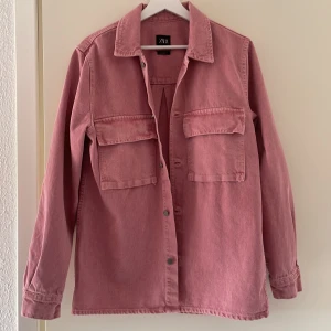 Rosa Jeans jacka från Zara - Använd en gång, säljer pga fel storlek. Stl M relax fit