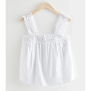 Superfin vit topp  - Topp från & other stories. Säljes pga för liten för mig 🥲🥲bilden från & other stories är lite missvisande den är inte lika vit i verkligheten men forfarande en vit topp🌼