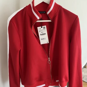 Röd kofta/jacka  - Säljer denna coola röda kofta/jacka från ZARA. Nyskick💕frakt tillkommer. 