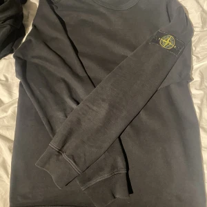 Stone island sweatshirt  - Säljer nu min stone island sweatshirt då jag inte tycker att den passar mig längre, det är en storlek L, givetvis äkta, skulle säga runt 8/10 i cond, inga hål eller liknade bara allmänt använd Kan bytas emot andra saker kom med förslag isf
