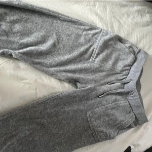 Gråa juicy byxor!! - Säljer mina super fina juicy byxor då jag är i behov av pengar💕  Inga defekter, fint och bra skick💕 Nypris: 1099  mitt pris: 600 + frakt (49 kr)💕 Först att swisha får dom!!