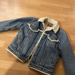 Jeansjacka - Säljer en fodrad jeansjacka från Levis i Strl M. Funkar även om man har S. Helt ny, använd EN gång. Funkar på våren och hösten. Köpt på Levis för 1595kr