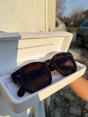 Chimi 03 Tortoise - Säljer mina sjukt snygga Chimis då de inte riktigt passade min stil. Modell är 03 o färgen är ”Tortoise”, nypris är 1250kr så säljer till högsta bud. Skriv vid frågor elr så!