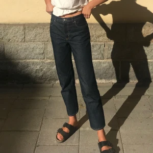 jeans - mörkblå jeans från & other stories i kortare modell (jag är 174) i storlek 26z 