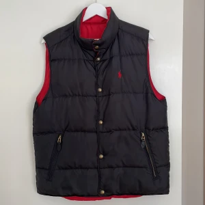 Ralph Lauren dunväst  - Dunväst i två olika färger, vändbar. Gott skick!