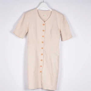 Vintage klänning linne/bomull - Superfin vintageklänning i bomull/linne som tyvärr är för liten för mig. Passar antagligen en större XS-mindre M!  Har tunt vadderade axlar! 