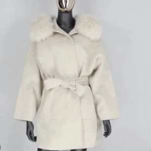 Pälskappa- Storlek 36/38 - Superfin Beige/vit äkta pälsjacka i storlek S. Använd endast 2 gånger så i princip helt oanvänd och ny. Hör av er för bilder 