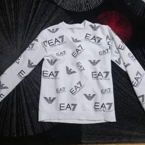 En vit ea7 tröja ganska ny använda några ggr bara, den är skön o cool. Säljer föratt köpa annat. 