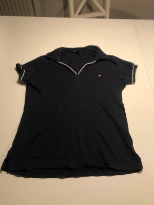 Tommy hilfiger piké tröja - Marinblå piké tröja från Tommy hilfiger använd fåtalgånger