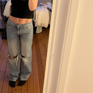 Jeans - Fina jeans med hål från lager 157. Mycket fint skick då de ändast är använda några få gånger.😇