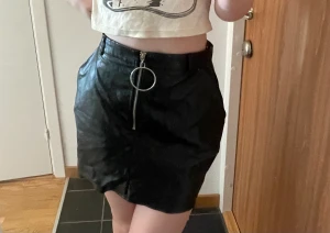 Storlek 38 - Snygg skinnskjol (fake) med stor dragkedja där fram. Passar en S/M då den är lite stor på mig som är S