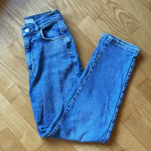 Gina Tricot jeans  Ljusblå  Storlek 34 Nypris 499 kr Mitt pris 199 kr Fint skick!