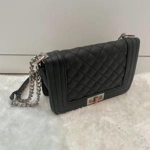 Väska - Trendig handväska i lagom storlek. En del av silvret har tyvärr tappat färg, därav priset. 💗