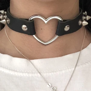 Hiärtchoker med nitar - Hjärtchoker köpt från Blue Fox ca två år sedan. Säljer pga den inte kommer till användning längre. Bra skick!