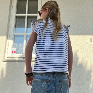 Randig volang tröja - En skön tröja som är köpt på shein för 106kr säljer mellan 80-106kr💋