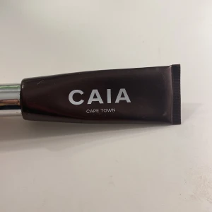 Caia liquid bronzer  - Liquid bronzer från Caia i färgen ”cape town”. Endast testad en gång, säljer då den inte kommer till användning. Original pris 295kr Betalning sker via Swish 