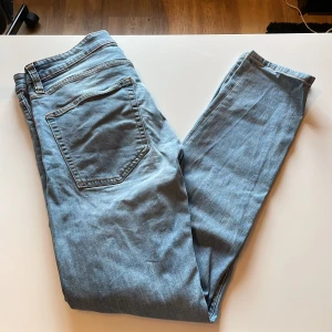 ljusblå raka jeans - 8/10 skick, säljer pga för små