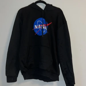 Nasa hoodie - Inga tecken på användning däremot inget märke på hoodien