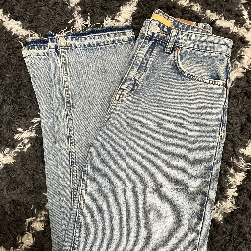Jeans från ginatricot, som nya inga defekter med slit nertill. Passar om man är 152-160. Jeans & Byxor.