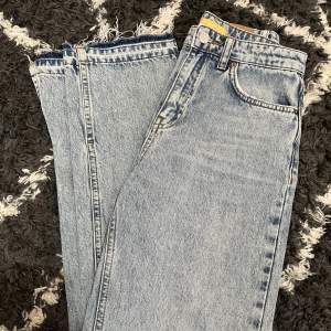 Jeans från ginatricot, som nya inga defekter med slit nertill. Passar om man är 152-160