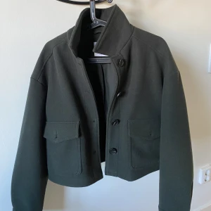 Kort kappa  - Säljer då den är för liten för mig tyvärr. Mörkgrön kort kappa från Zara, endast testad och lappen precis bortklippt. 400kr inkl frakt💕