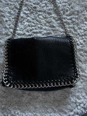 TIAMO VÄSKA - (Lägger upp igen pga oseriös köpare)  Säljer min fina tiamo väska i svart då den inte kommer till användning längre💗.  Inga tecken på användning och är bara använd fåtal gånger.  Skriv privat för flera bilder💓💓. Högst bud vinner