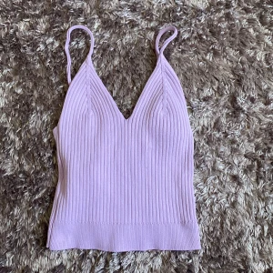 Ljuslila linne - Storleken tror jag är small men passar också medium eftersom den är så stretchig. Materialet är 100% polyester.