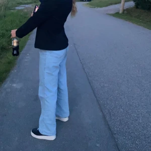 raka jeans - ljusblå raka jeans ifrån madlady💙storlek 32, passar mig som är runt 164cm💙