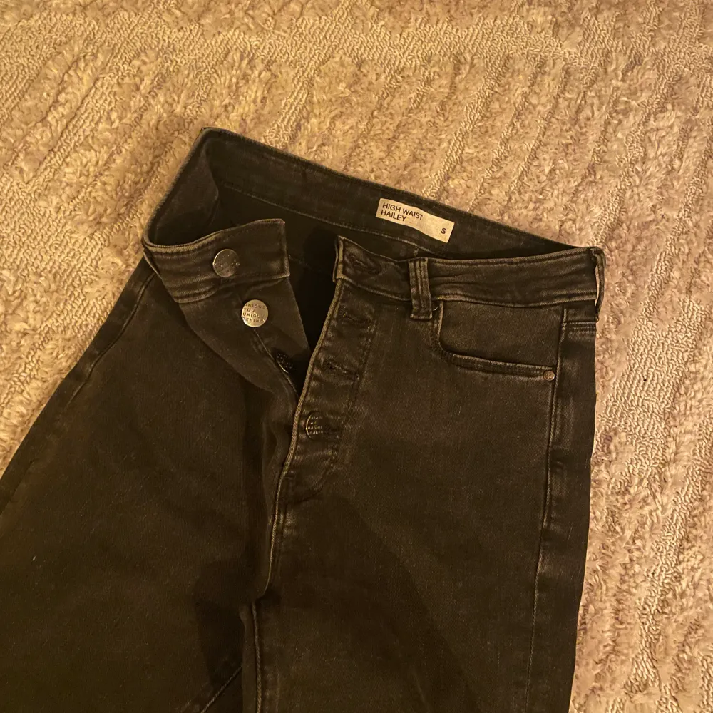 Svart/gråa skinny jeans med många knappar. Bra skick, bara använda några gånger. . Jeans & Byxor.