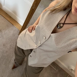 Silvrig väst  - Silvrig/grå väst köpt secondhand i storlek 50  