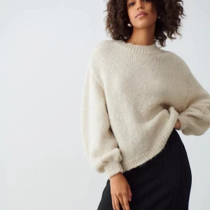 Stickad tröja - Beige stickad tröja ifrån Gina tricot. Säljer pga att den inte kommer till användning. Nypris 400kr