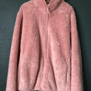 Flis - Säljer denna flis som är rosa, inte andvändt så mycket för jag inte har tyckt om den. Bra skick, frakt ingår alltid och om det önskas mer bilder så får ni gärna skriva💕