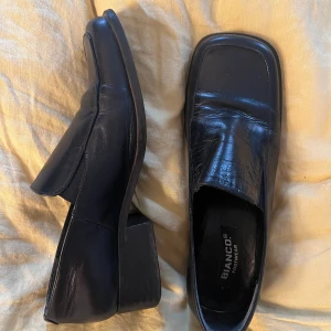 Svarta Loafers storlek 39 - Skitnaygga och trendiga loafers i läder från märket ”bianco”. Jag är storlek 39/40 och dom är lite små för mig så skulle säga att dom är en liten 39a. 