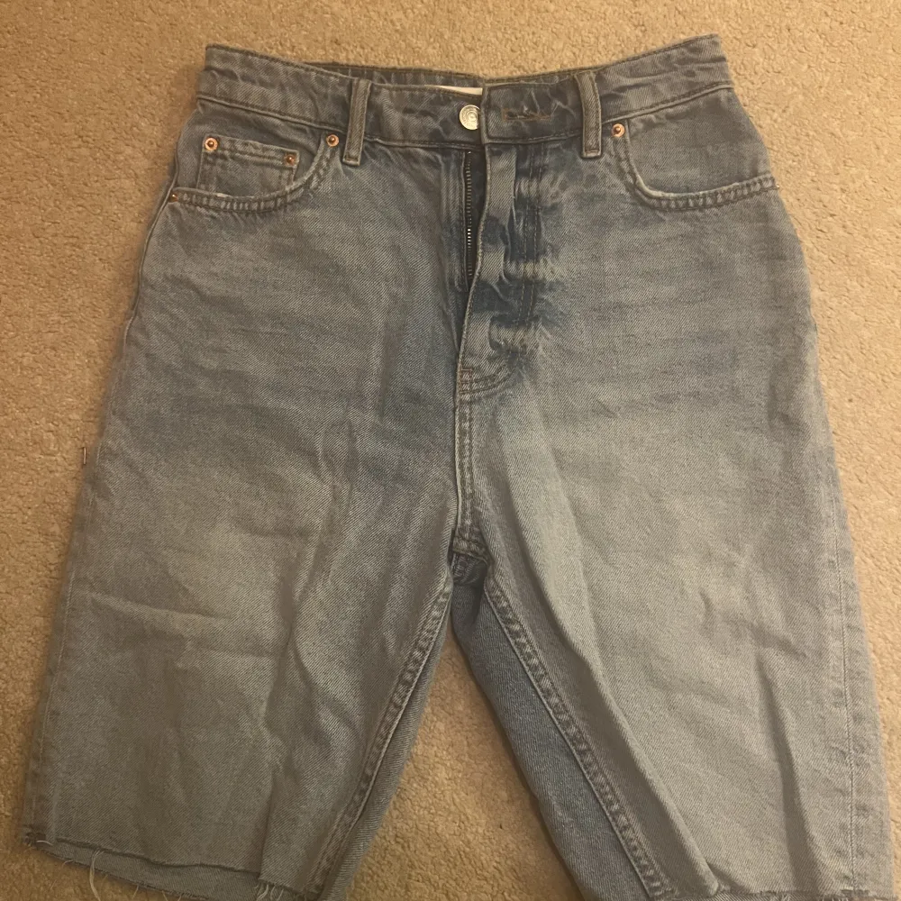 Säljer mina jeans short på grund av att de har blvit för små för mig , dem är från Gina Tricot och är i stlk 34 , färgen är som den är på bild 1 , de är lite dåligt ljus på de andra två 💕, skriv vid fler frågor. Shorts.