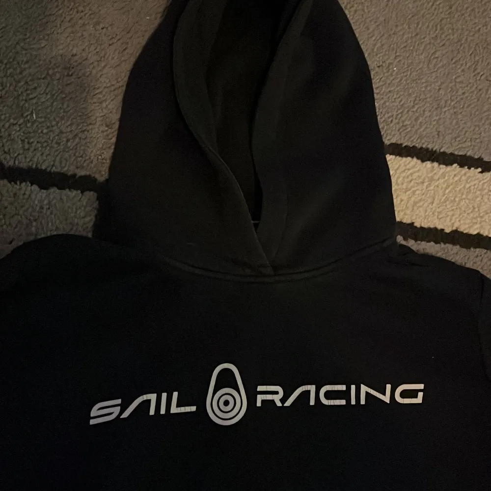 Sail racing hoodie som blivit för liten. Lite slitage på tryck men annars i bra skick . Hoodies.