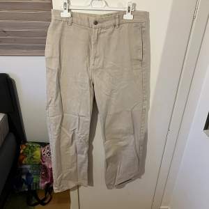 Straight leg wide jeans från Weekday, superfint skick Endast skrynkliga på bild men tvättar och stryker innan frakt