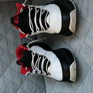 Jordan 23  - Dom är använda. Köpta i Footlocker i Tyskland. Kan användas både som Basket skor och normala. Säljer dom för att jag har många skor. 